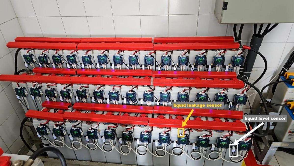 Sensor tingkat elektrolit dan kebocoran cairan dipasang pada bank baterai Ni-Cd yang kebanjiran 